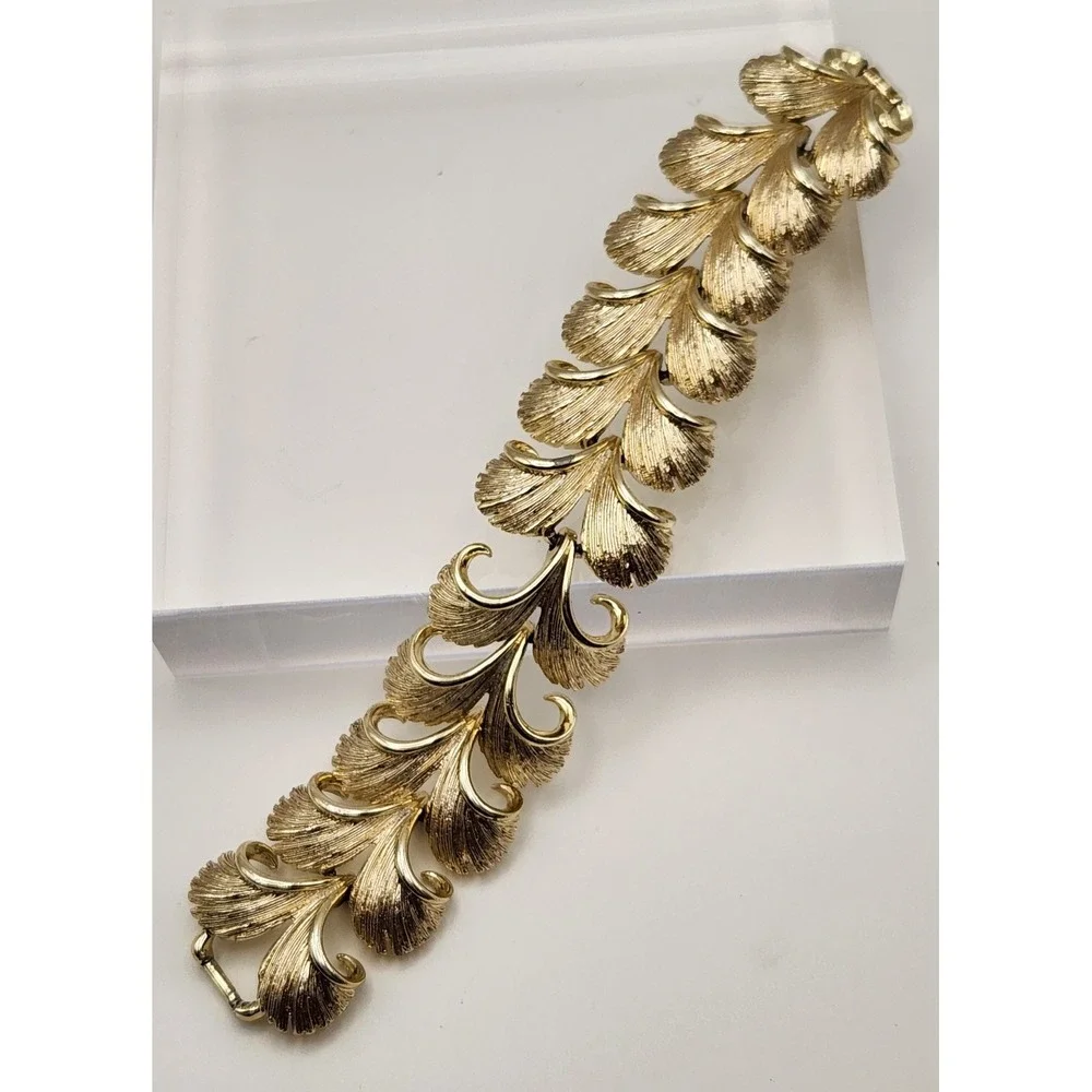 Vintage Lisner Gold Tone Textured Leaf Link Bracelet 7